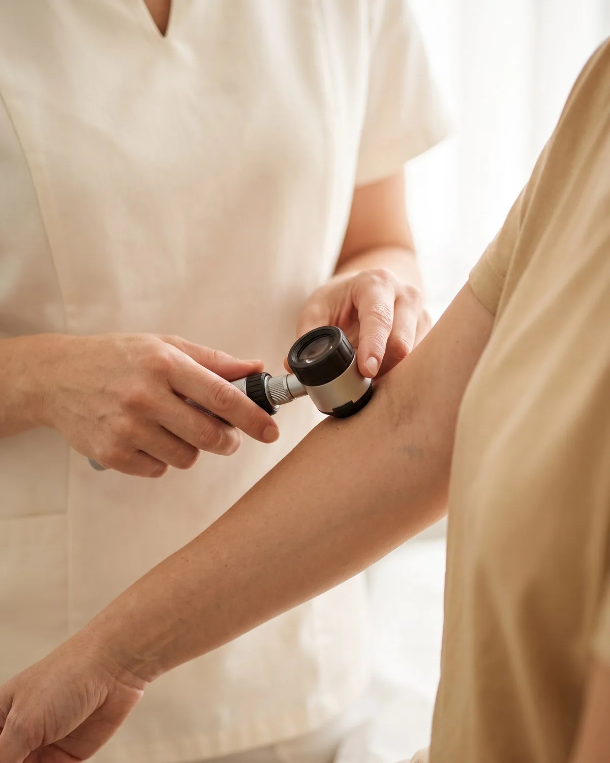Untersuchung des Unterarms mit dem Dermatoskop